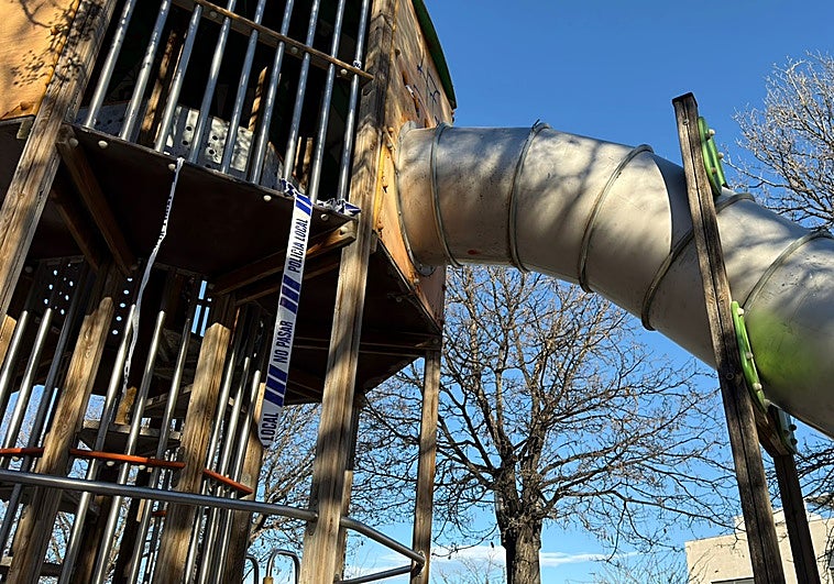 Operan de urgencia a una niña tras rajarse la cabeza en un tobogán del parque García Lorca